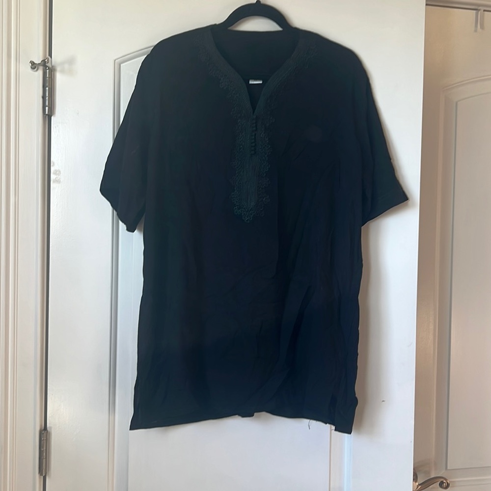 black shirt sleeve shirt